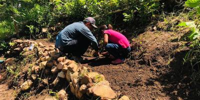 Escolares aprenden agricultura sostenible en huertos pedagógicos