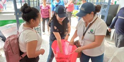 Familias reciben raciones alimentarias como incentivo por trabajo comunitario