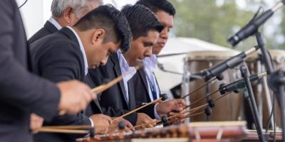 Marimbas deleitan a los asistentes en el natalicio de Miguel Ángel Asturias 