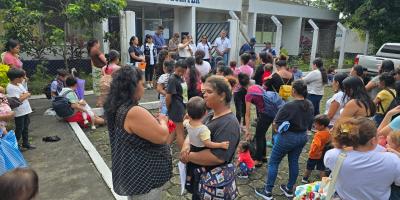 Madres de niños con desnutrición aguda reciben alimentos