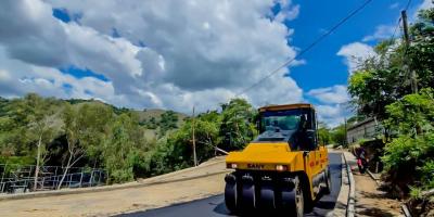 Realizan trabajos de pavimentación en el puente Chitomax 