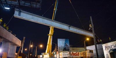 Colocan nuevas vigas en el paso a desnivel de la Roosevelt