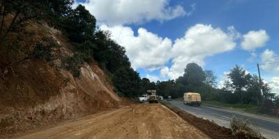 Covial libera bloqueo en la Interamericana por derrumbe Tecpán