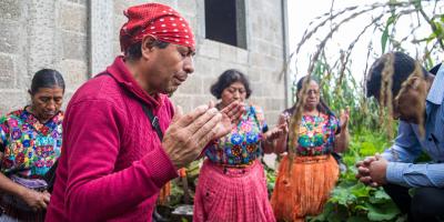 ceremonias mayas en sitios sagrados y arqueológicos