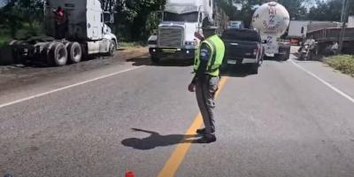 Provial regula el tránsito tras choque en Teculután, Zacapa