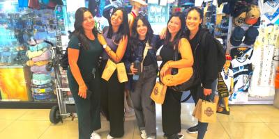 Dentro de la terminal, tiendas, restaurantes y servicios se convierten en espacios de encuentro y de crecimiento. Para muchos emprendedores y proveedores locales, el aeropuerto es un escenario para mostrar lo mejor de su trabajo y ofrecer experiencias memorables a quienes viajan desde o hacia el país. Cada compra o servicio solicitado repercute más allá de la terminal, fortaleciendo a la comunidad que la rodea.