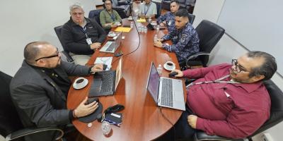 La capacitación fue impartida por especialistas de COCESNA, entre ellos Calvin Zuniga, del Centro de Control de Salvamento (RCC), y el ingeniero Juan Sánchez, quienes lideraron la actualización del sistema SAR Tracking System versión 3.0, herramienta esencial para la coordinación regional de mensajes de emergencia utilizados en aeronaves, embarcaciones y personas en peligro.