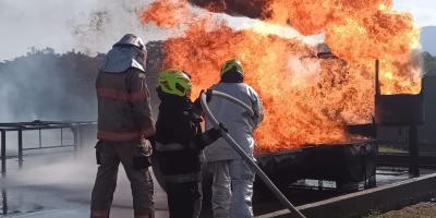 Este entrenamiento especializado tiene como propósito proporcionar al personal de las dependencias de Salvamento y Extinción de Incendios (SEI) de los aeropuertos de la región