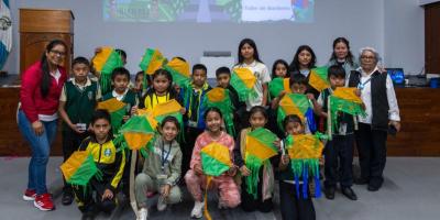 Niños y niñas aprenden como elaborar barriletes. 