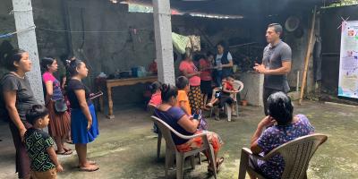 Brindan charla de alimentación saludable en comunidad de Santa Cruz Muluá