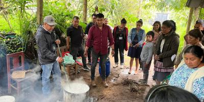 Capacitan a productores en el uso de insecticida orgánico para cultivos de tomate