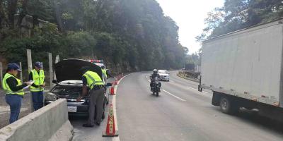 PROVIAL brinda asistencia a vehículo varado en la CA-1 Occidente, Mixco