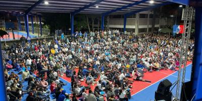 Cientos de vecinos de la zona 1 se dieron cita en el Centro Deportivo de Gerona. 