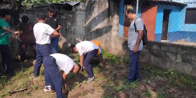 Niños y niñas de San Marcos aprenden cultivando en huertos escolares