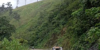 Caminos trabaja para restablecer el paso en la Ruta Polochic tras derrumbes por lluvias