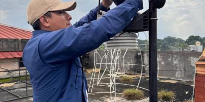 Fortalecen el monitoreo climático con mantenimiento a estaciones en Suchitepéquez