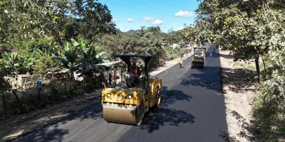 Trabajos avanzan día y noche para mejorar rutas en Jalapa