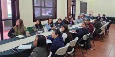 Pequeños productores capacitados en selección de huevo fértil