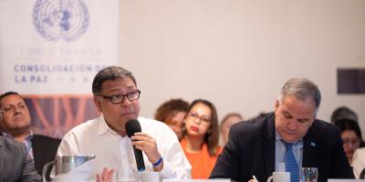 Secretario Carlos Mendoza y representante de las Naciones Unidas, Miguel Barreto.