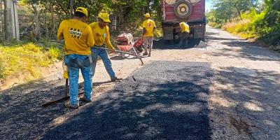 Paso firme y asfalto nuevo entre Agua Blanca y Cerro de Pinos, Jutiapa