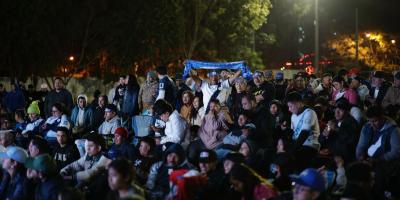 Cientos de aficionados se dieron cita en los Campos del Roosevelt para observar el partido de la Azul y Blanco. 