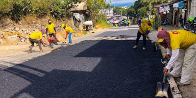Continúa el bacheo de la ruta que conecta Ciudad Quetzal con San Raymundo