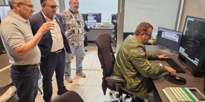 La operación, descrita como un “trabajo a corazón abierto”, incluye la renovación integral de los sistemas de control aéreo