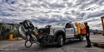 Montada sobre un vehículo Ford F550, la máquina cuenta con un motor de gran potencia y una capacidad de 600 galones de agua, que le permite operar de forma continua durante dos horas. 