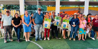 El Ministerio de Desarrollo Social (Mides) a través de su Unidad Ejecutora el Fondo de Desarrollo Social –(Fodes), entregó kits de techo mínimo y bombas para fumigar, en apoyo a 471 familias de cinco municipios del departamento de Escuintla.