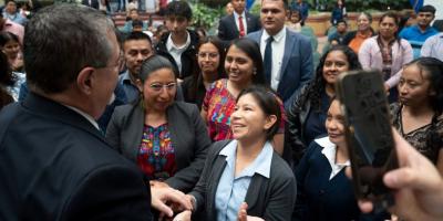 El Presidente Bernardo Arévalo dialoga con becarios de la región central del país.
