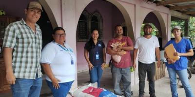 Distribuyen lechones a familias rurales de Petén