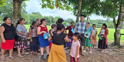Entrega de semillas fortalece producción de huertos familiares en Petén