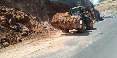 Zona Vial 12 retira derrumbe en Libramiento de Chimaltenango 