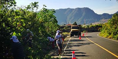 Limpieza de cunetas y chapeo garantiza conectividad entre Palín y Santa María de Jesús