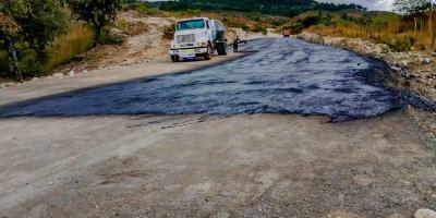 Colocan primera capa de asfalto en tramos del libramiento de Jalapa