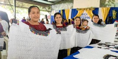 S, se clausuró el proceso de formación de 172 mujeres artesanas, beneficiarias del programa Beca Artesano, que se impulsa desde el Ministerio de Desarrollo Social en el municipio de Tamahú, Alta Verapaz.