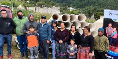 Se entregaron 330 kits de techo mínimo, 220 tanques flexibles y 941 tubos de diferentes tamaños. Además, se hizo entrega de concreteras y una estación total. 