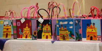 Totonicapán: bordado tradicional en malla plastificada