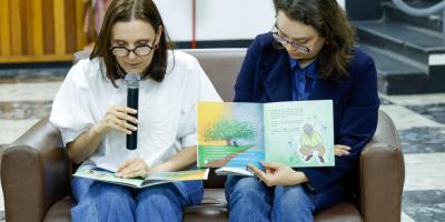 El libro “Tomás bajo el almendro”, primera obra de la escritora guatemalteca Ana Isabel Villela