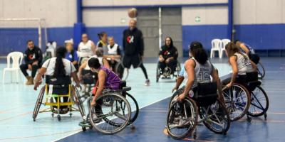 Los jugadores se preparan para iniciar un partido de baloncesto en silla de ruedas. 