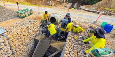 Instalan nueva tubería pluvial en RN-05 para proteger el paso entre Carchá y Chiqueleu, Alta Verapaz
