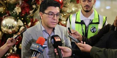 El administrador del AILA, Erick Uribio, informó que se fortalecieron los protocolos de atención, coordinación interinstitucional y distribución del personal, con el objetivo de garantizar un flujo ordenado y seguro ante el incremento del tránsito aéreo.
