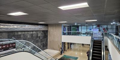 La nueva iluminación con tecnología LED mejora de forma significativa la visibilidad en áreas como: rampa y zonas de movimiento de aeronaves, fortaleciendo la seguridad operacional y reduciendo riesgos.