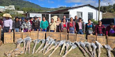 Entregan kits productivos del Sistema Patio a pequeños agricultores de Quiché