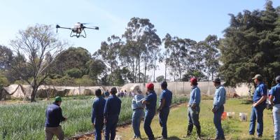 Estudiantes fortalecen competencias técnicas mediante el uso de drones agrícolas