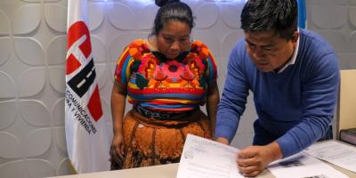FOPAVI entrega certificación de subsidio habitacional a beneficiaria de Sacatepéquez