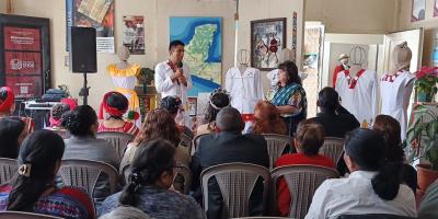 Conversatorio fortalece la identidad cultural mediante la exposición de indumentaria en Quetzaltenango
