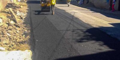 Vecinos de San Raymundo y Pachalí se benefician con trabajos de bacheo