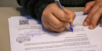 Entrega de certificación de aprobación de subsidio habitacional a residente de San Juan Sacatepéquez
