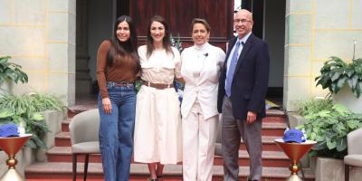 El encuentro reunió a tres mujeres reconocidas. 